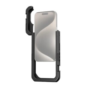 1706193393_673 SmallRig 4398 Mobile Video Kit (Single Handheld) iPhone 15 Pro -puhelimelle sisältää tukevan mustan suojakotelon, jossa on vahvistetut kulmat ja joka ympäröi osittain hopeanvärisen älypuhelimen ja jättää ylä- ja alaosan vapaaksi.
