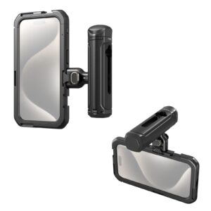 1706193396_407 SmallRig 4398 Mobile Video Kit (Single Handheld) iPhone 15 Pro -puhelimelle, joka on esitetty mustana ja jossa on kestävä rakenne ja pyörivä säädettävä varsi, pitää puhelimen turvallisesti sekä pysty- että vaaka-asennossa, mikä korostaa sen vankkaa rakennetta.