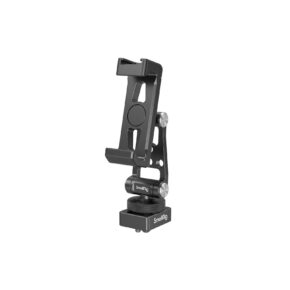 1706197449_338 SmallRig 4301 Phone Holder for DJI Gimbals on musta metallinen säädettävä kiinnike, jossa on kääntyvä pohja, ruuvinupit ja avoin kehys. Merkki on näkyvissä alemmassa jalustassa, joka on suunniteltu pitämään älypuhelimet turvallisesti jalustassa tai kamerarigissä.