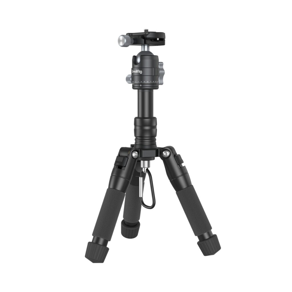 1706198824_504 SmallRig 4289 Aluminum Mini Tripod VT 20 -kolmijalka on kompakti musta kolmella säädettävällä jalalla, pehmustetuilla kahvoilla ja kuulapääkiinnityksellä kameroille tai älypuhelimille varustettu kolmijalka, kuvassa valkoisella pohjalla.