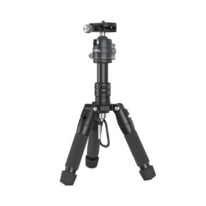 SmallRig 4289 Aluminum Mini Tripod VT 20 -kolmijalka on kompakti musta kolmella säädettävällä jalalla, pehmustetuilla kahvoilla ja kuulapääkiinnityksellä kameroille tai älypuhelimille varustettu kolmijalka, kuvassa valkoisella pohjalla.