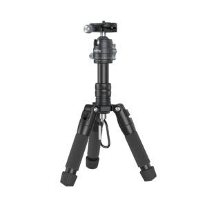 1706198824_504 SmallRig 4289 Aluminum Mini Tripod VT 20 -kolmijalka on kompakti musta kolmella säädettävällä jalalla, pehmustetuilla kahvoilla ja kuulapääkiinnityksellä kameroille tai älypuhelimille varustettu kolmijalka, kuvassa valkoisella pohjalla.