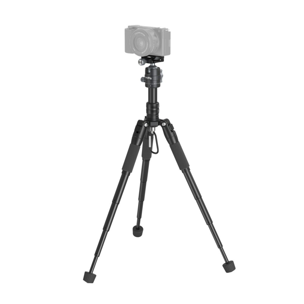 1706198828_334 SmallRig 4289 Aluminum Mini Tripod VT 20 -kolmijalka, jossa on säädettävät jalat ja vaahtomuovikahvat, pitää kameran päällä ja näkyy tavallisella valkoisella pohjalla.