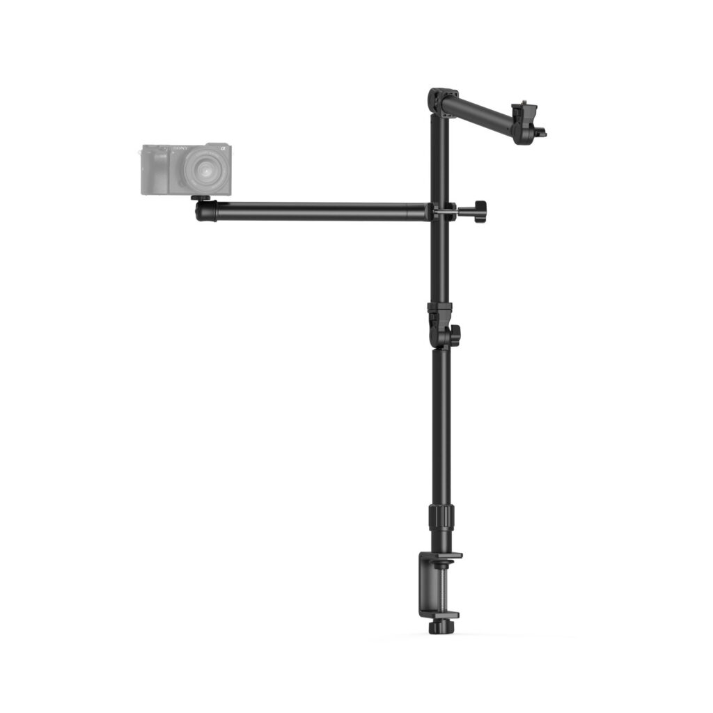 1706284713_711 SmallRig 4456 Live Desktop Camera Bracket DT 50 on musta säädettävä kiinnitysvarsi, jossa on useita niveliä ja kiinnitysjalusta, ja se on suunniteltu kiinnittämään kamera pöydälle tai pöydälle helppoja yläpuolisia tai kulmikkaita kuvauksia varten.