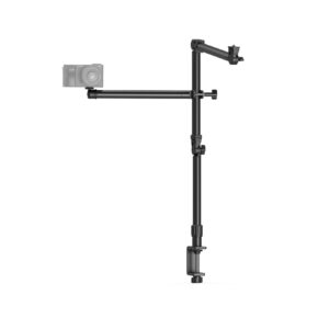 1706284713_711 SmallRig 4456 Live Desktop Camera Bracket DT 50 on musta säädettävä kiinnitysvarsi, jossa on useita niveliä ja kiinnitysjalusta, ja se on suunniteltu kiinnittämään kamera pöydälle tai pöydälle helppoja yläpuolisia tai kulmikkaita kuvauksia varten.