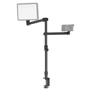 1706284774_937 SmallRig 4456 Live Desktop Camera Bracket DT 50 on musta säädettävä kiinnike, jossa on kaksi ulosvedettävää vartta ja joka tukee suorakulmaista LED-valopaneelia ja pientä kameraa - ihanteellinen sisällön luomiseen tai suoratoistoasetuksiin.
