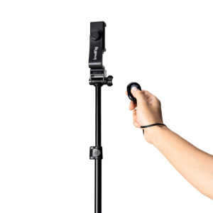 1706522477_473 Käsi pitää kaukosäädintä, joka osoittaa SmallRig 4363 Reverse Folding Live Streaming Stand Kit Encore PT 30 -jalustapakettia, jossa on asennettu laite valkoista taustaa vasten.