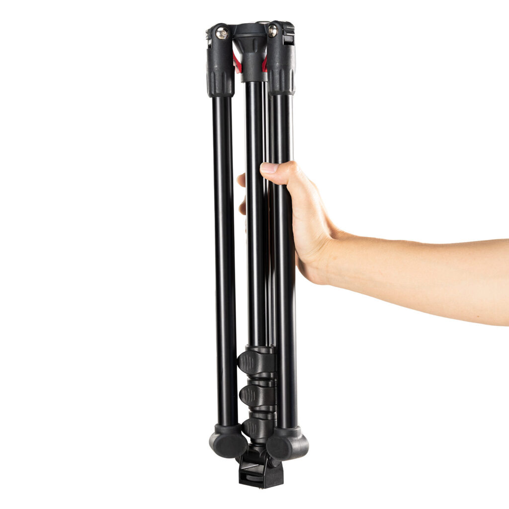 1706522482_424 Käsi pitää SmallRig 4363 Reverse Folding Live Streaming Stand Kit Encore PT 30 -jalustaa, joka on musta kolmijalka, jossa on kokoontaitettavat jalat, eristettynä valkoisella taustalla.