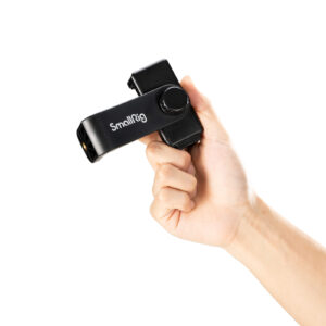 1706522484_487 Käsi, joka pitää SmallRig 4363 Reverse Folding Live Streaming Stand Kit Encore PT 30:tä valkoista taustaa vasten.