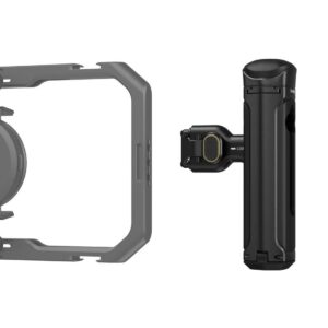 1706532647_163 SmallRig 4402 Wireless Control & Quick Release Side Handle on musta, suorakulmainen, kiinnikkeellä varustettu käsikameran kahva, joka on esitetty sivu- ja takanäkymässä valkoista taustaa vasten. Vasemmalla näkyy osa kiinnityskehyksestä.