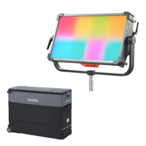 Godox KNOWLED P600R RGB Hard Panel Light Kit -valaisinsarjassa on suorakulmainen LED-valo, jossa on monivärinen kaltevuus kiinnityskannattimella, joka on esillä mustan ja harmaan Godox-merkkisen pyörillä varustetun kantolaukun yläpuolella.