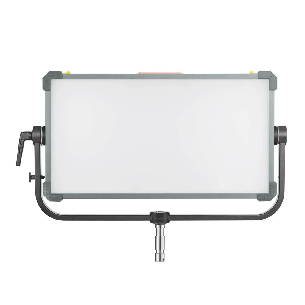 Godox KNOWLED P600R RGB Hard Panel Light Kit on suorakulmainen LED-studiopaneeli himmeällä diffuusorilla, joka on asennettu U-muotoiseen jalustaan, jossa on sivusäätövivut, kuvassa edestä valkoista taustaa vasten.