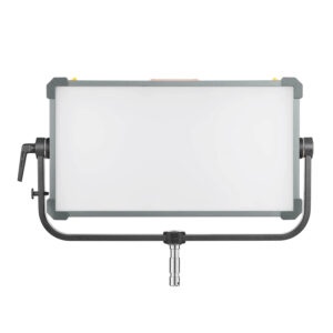 Godox KNOWLED P600R RGB Hard Panel Light Kit on suorakulmainen LED-studiopaneeli himmeällä diffuusorilla, joka on asennettu U-muotoiseen jalustaan, jossa on sivusäätövivut, kuvassa edestä valkoista taustaa vasten.