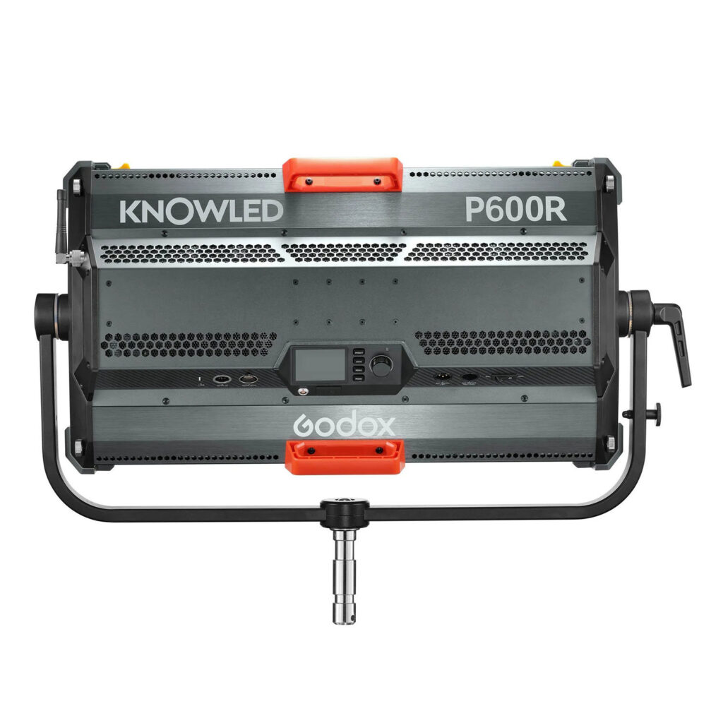 Takanäkymä Godox KNOWLED P600R RGB Hard Panel Light Kit -valaisinsarjasta, jossa on tuuletusaukot, ohjauspainikkeet, portit ja oranssilla kädensijalla varustettu kiinnike.