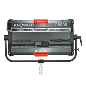 Takanäkymä Godox KNOWLED P600R RGB Hard Panel Light Kit -valaisinsarjasta, jossa on tuuletusaukot, ohjauspainikkeet, portit ja oranssilla kädensijalla varustettu kiinnike.