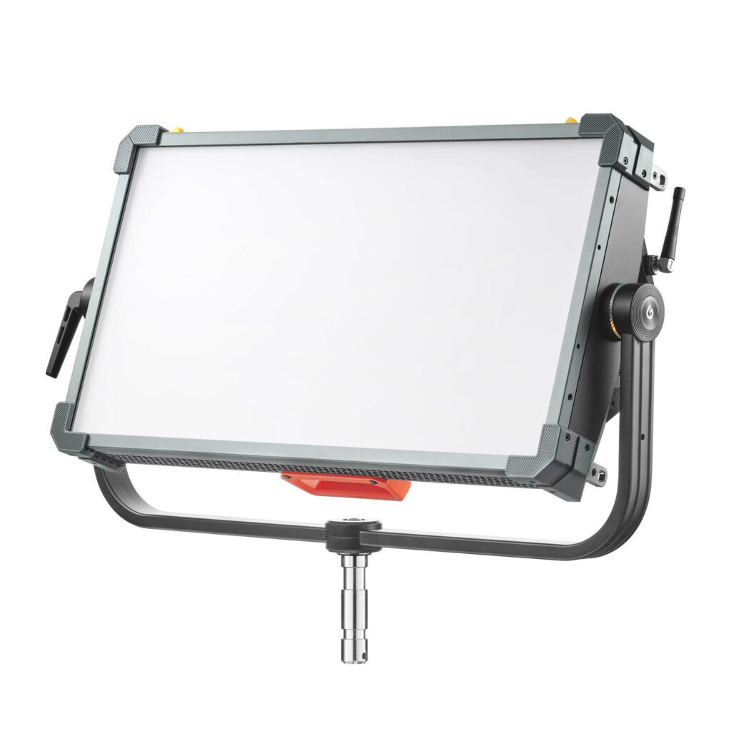 Godox KNOWLED P600R RGB Hard Panel Light Kit on suuri suorakaiteen muotoinen LED-studiovalaisin, jossa on himmeä etupaneeli, U-muotoinen ikea, jossa on säätönupit ja metallinen kiinnitystappi pohjassa.
