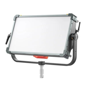 Godox KNOWLED P600R RGB Hard Panel Light Kit on suuri suorakaiteen muotoinen LED-studiovalaisin, jossa on himmeä etupaneeli, U-muotoinen ikea, jossa on säätönupit ja metallinen kiinnitystappi pohjassa.