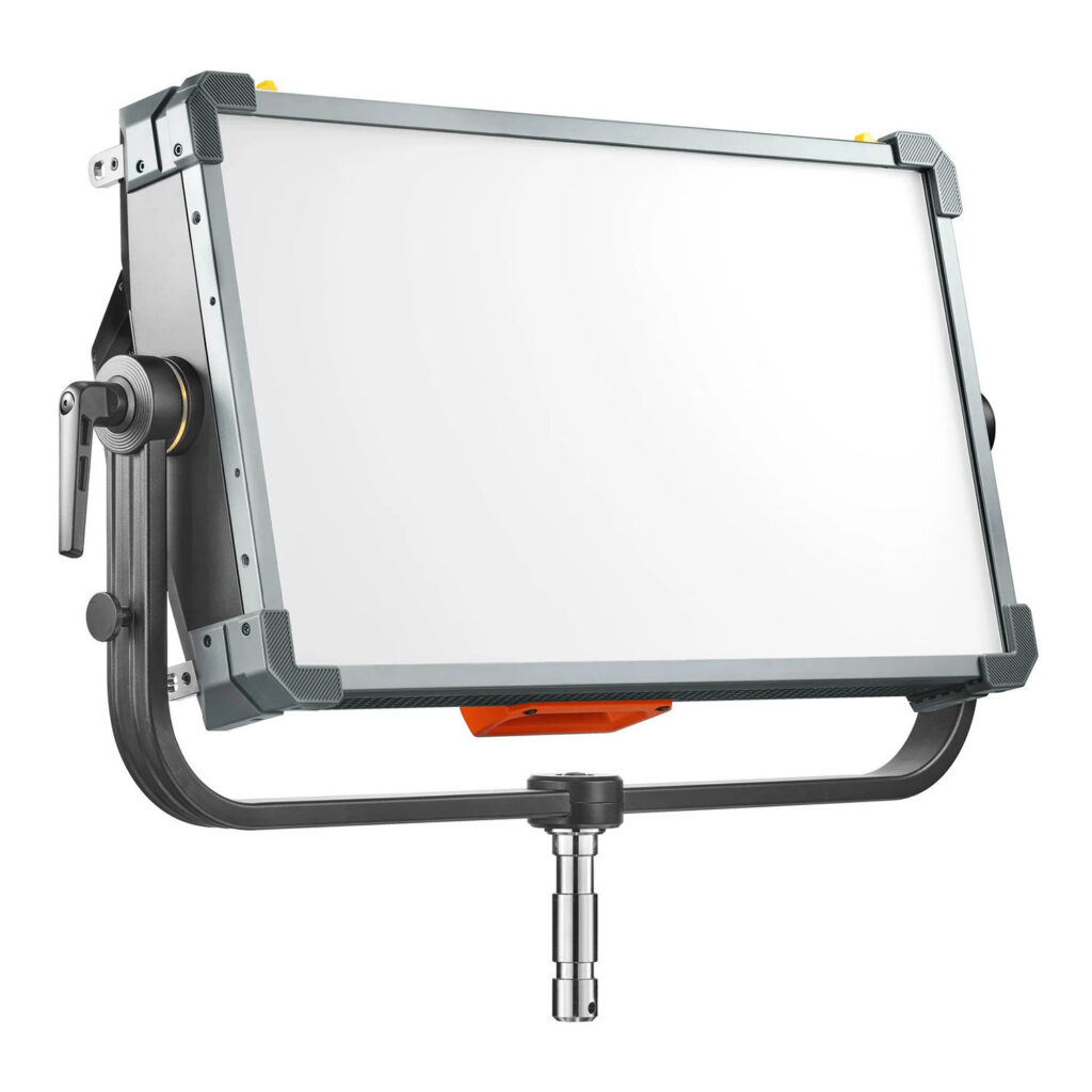 Godox KNOWLED P600R RGB Hard Panel Light Kit on suorakulmainen LED-studiovalaisin, jossa on metallirunko, säädettävä kiinnike, säätönupit, kahva kulman säätöä varten ja joka istuu metallisella jalustalla.