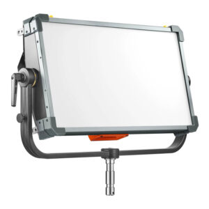 Godox KNOWLED P600R RGB Hard Panel Light Kit on suorakulmainen LED-studiovalaisin, jossa on metallirunko, säädettävä kiinnike, säätönupit, kahva kulman säätöä varten ja joka istuu metallisella jalustalla.