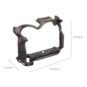 1707309460_021 SmallRig 4316 Night Eagle Cage for Nikon Z 8 on musta metallinen kamerahäkki, jossa on kahva, useita kiinnitysreikiä, kuvioitu kahva ja säädettävä jalusta. Mitat: Kuva valkoista taustaa vasten: 158,9 mm (L) x 130,5 mm (K) x 61,44 mm (S).