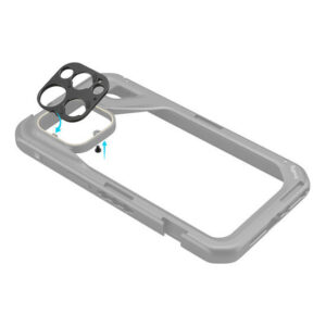 1707316938_875 SmallRig 4399 T-sarjan objektiivin takakiinnityslevy iPhone 15 Pro Max/15 Pro Cage -malliin sisältää läpinäkyvän kotelon, jossa on irrotettava musta linssisuojus, joka kiinnittyy kamera-alueen päälle, kuten siniset nuolet osoittavat suunnan.