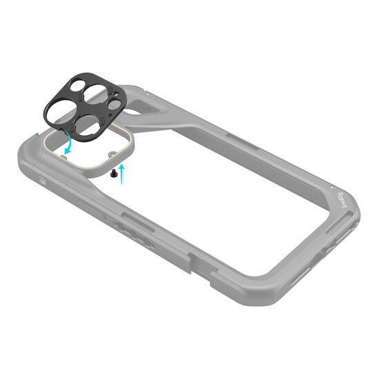 1707316938_875 SmallRig 4399 T-sarjan objektiivin takakiinnityslevy iPhone 15 Pro Max/15 Pro Cage -malliin sisältää läpinäkyvän kotelon, jossa on irrotettava musta linssisuojus, joka kiinnittyy kamera-alueen päälle, kuten siniset nuolet osoittavat suunnan.