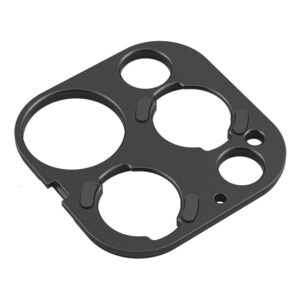 1707316942_006 SmallRig 4399 T-sarjan objektiivin takakiinnityslevy on musta, suorakulmainen metallilevy, jossa on pyöristetyt kulmat ja useita pyöreitä leikkauksia, ja se on suunniteltu sopimaan iPhone 15 Pro Max/15 Pro Cagen kameramoduulin päälle.