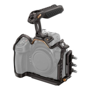 1707320813_354 SmallRig 4317 Night Eagle Cage Kit for Nikon Z 8, kuvassa mustana ja yläkahvalla, on asennettu osittain läpinäkyvään kameraan, joka paljastaa ylimääräiset lisävarusteportit ja kiinnityspisteet sivulla ja yläreunassa.