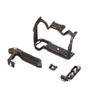 1707320814_939 SmallRig 4317 Night Eagle Cage Kit for Nikon Z 8, jossa on kahvankahva, kiinnityskannattimet ja ruuvit metallisen mustalla viimeistelyllä, näkyy valkoisella pohjalla.