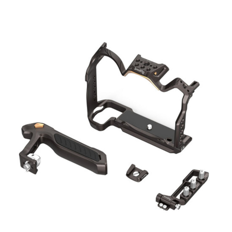 1707320814_939 SmallRig 4317 Night Eagle Cage Kit for Nikon Z 8, jossa on kahvankahva, kiinnityskannattimet ja ruuvit metallisen mustalla viimeistelyllä, näkyy valkoisella pohjalla.