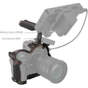 1707320817_674 SmallRig 4317 Night Eagle Cage Kit for Nikon Z 8 pitää sisällään digitaalikameran, jonka päälle on asennettu ulkoinen monitori (Monitor Mount 2903B) ja sivulle kiinnitetty mikrofoni 3487.