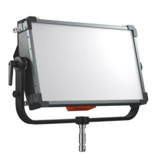 1707398695_668 Godox KNOWLED P600R RGB Hard Panel Light -valaisimessa on suorakulmainen LED-paneeli, jossa on musta kehys, joka on kiinnitetty U-muotoiseen jalustaan ja hopeiseen jalustan sovittimeen, eristettynä valkoiselle taustalle.