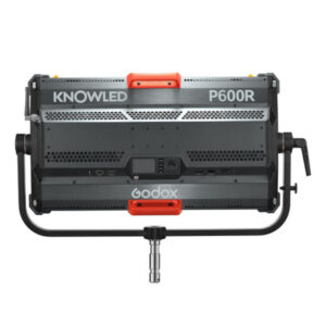 1707398700_191 Godox KNOWLED P600R RGB Hard Panel Light -valaisimen takanäkymä, jossa näkyvät ohjausportit, ilmanvaihto, oranssit säätökahvat ylä- ja alapuolella sekä U-muotoiseen kiinnikkeeseen asennettu jalustakiinnitys.