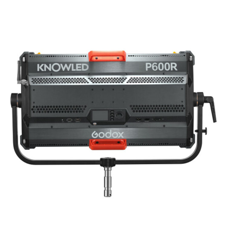 1707398700_191 Godox KNOWLED P600R RGB Hard Panel Light -valaisimen takanäkymä, jossa näkyvät ohjausportit, ilmanvaihto, oranssit säätökahvat ylä- ja alapuolella sekä U-muotoiseen kiinnikkeeseen asennettu jalustakiinnitys.