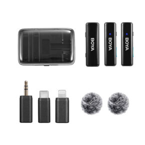 176060_2 Boya Microphone Wireless x2 System BOYALINK sisältää kolme mustaa mikrofonia, latauskotelon, kaksi karvaista tuulisuojaa ja kolme sovitinta: 3,5 mm, Lightning ja USB-C.