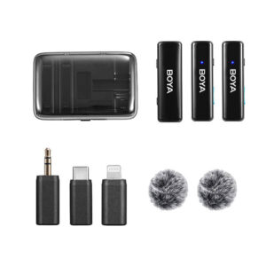 176060_2 Boya Microphone Wireless x2 System BOYALINK sisältää kolme mustaa mikrofonia, latauskotelon, kaksi karvaista tuulisuojaa ja kolme sovitinta: 3,5 mm, Lightning ja USB-C.