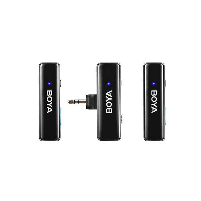 176060_3 Kolme mustaa Boya Microphone Wireless x2 System BOYALINK -komponenttia valkoisella pohjalla: kaksi lähetintä sivuilla ja 3,5 mm:n pistokkeella varustettu vastaanotin keskellä, joissa jokaisessa on pieni sininen merkkivalo.