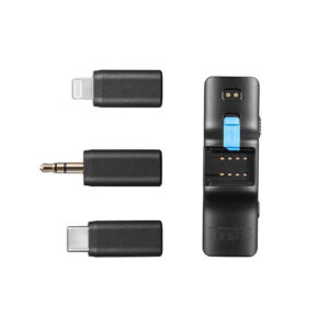 176060_8 Boya Microphone Wireless x2 System BOYALINK -järjestelmässä on kolme vaihdettavaa sovitinta - 3,5 mm, Lightning ja USB-C - vierekkäin valkoisella pohjalla.