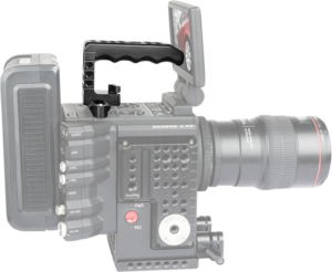 800q-01_113073 SmallRig 1961 Top Handle Nato for RED ja DSLR on kiinnitetty ammattikäyttöön tarkoitettuun videokameraan, ja se näkyy puoliksi läpinäkyvänä kahvan korostamiseksi. Näkyviä ominaisuuksia ovat erilaiset portit, painikkeet ja objektiivi oikealla puolella.
