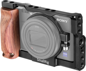 800q-01_113186 Sony RX100 VI -kamera mustassa SmallRig 2225 Cage Kitissä, jossa on kuvioitu puinen vasemmanpuoleinen kahva parempaa käsittelyä ja lisävarusteiden kiinnitystä varten.