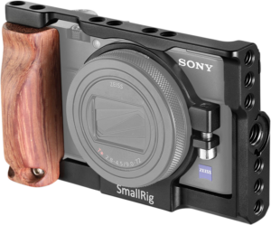 800q-01_113186 Sony RX100 VI -kamera mustassa SmallRig 2225 Cage Kitissä, jossa on kuvioitu puinen vasemmanpuoleinen kahva parempaa käsittelyä ja lisävarusteiden kiinnitystä varten.