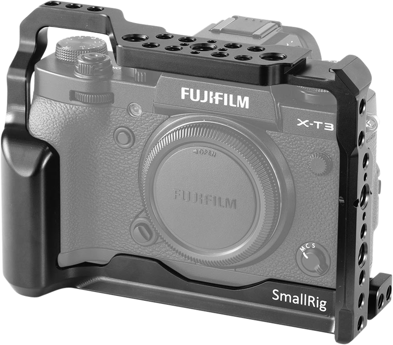 800q-01_113188 FUJIFILM X-T3 -kamera on kiinnitetty metalliseen SmallRig 2228 -häkkiin, joka tarjoaa paremman suojan ja lisävarusteiden kiinnityksen useilla kierteitetyillä rei'illä ylä- ja sivussa.