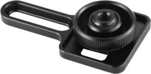 800q-01_113194 SmallRig 2241 Hot Shoe Lock for Sony A7RIII/A7III/A7II/A7RII/A7SII/A9 on musta metallinen kiinnityslevy, jossa on nuppi ja pitkulainen aukko ja joka on suunniteltu kameroiden tai lisävarusteiden kiinnittämiseen jalustoihin tai jalustoihin.