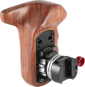 800q-01_113245 SmallRig 2118 Left Side Wooden Grip w/NATO Mount sisältää puukahvan, metallisen kiinnitystelineen, säätönupin ja punaisen korostusvivun, jossa on "SmallRig" -merkki.