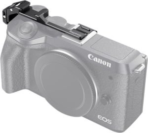 Lähikuva Canon EOS M6 MkII -kamerasta, jonka päälle on asennettu SmallRig 2627 Vlogging Cold Shoe Relocating Plate -levy, josta näkyy, miten lisävaruste sopii kameran runkoon ilman objektiivia.