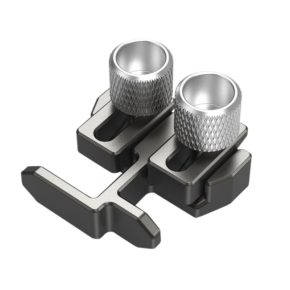 800q-01_114162 Lähikuva SmallRig 2768 HDMI & USB Type-C Cable Clamp for BMPCC 4K/6K -laitteesta, joka on pieni metallinen laite, jossa on kaksi hopeista nuppia, musta pohja ja säädettävät aukot, jotka on suunniteltu kameroiden kaapeleiden kiinnittämiseen.