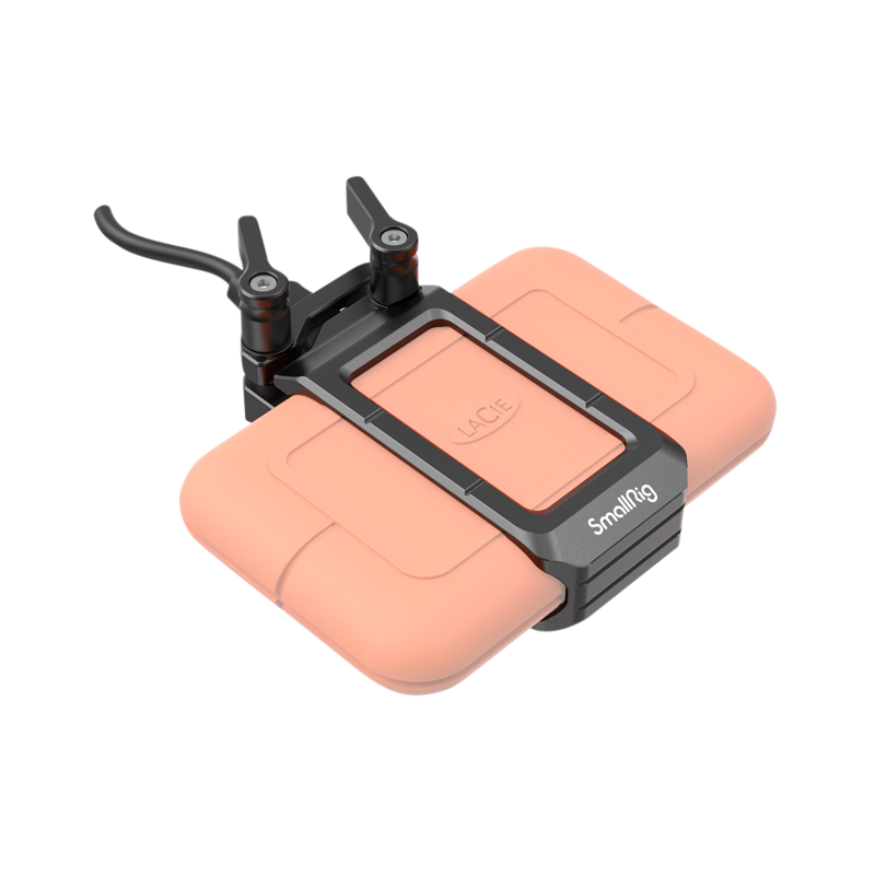 800q-01_114165 LaCie Rugged SSD -levy SmallRig 2814 -kiinnikkeessä, jossa on kaksi säädettävää vipua ja joka on tukevasti kiinni mustassa suorakulmaisessa kiinnikkeessä, valkoisella pohjalla.
