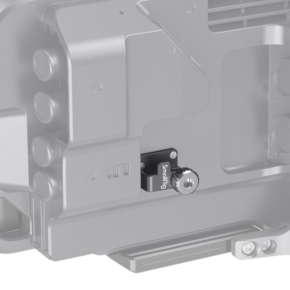 800q-01_114203 Lähikuva SmallRig 2825 FX9 -kaapelipuristimesta liipaisinkahvaa varten, jossa on metallinen kotelo, jonka sisällä on pieni, musta elektroninen komponentti, jota ympäröivät urat ja rakenteelliset yksityiskohdat.