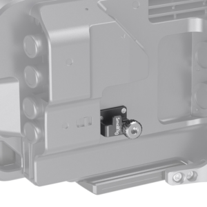 800q-01_114203 Lähikuva SmallRig 2825 FX9 -kaapelipuristimesta liipaisinkahvaa varten, jossa on metallinen kotelo, jonka sisällä on pieni, musta elektroninen komponentti, jota ympäröivät urat ja rakenteelliset yksityiskohdat.