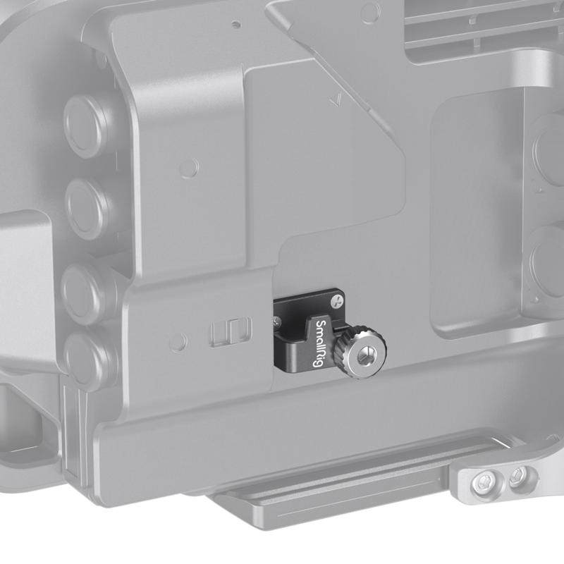 800q-01_114203 Lähikuva SmallRig 2825 FX9 -kaapelipuristimesta liipaisinkahvaa varten, jossa on metallinen kotelo, jonka sisällä on pieni, musta elektroninen komponentti, jota ympäröivät urat ja rakenteelliset yksityiskohdat.